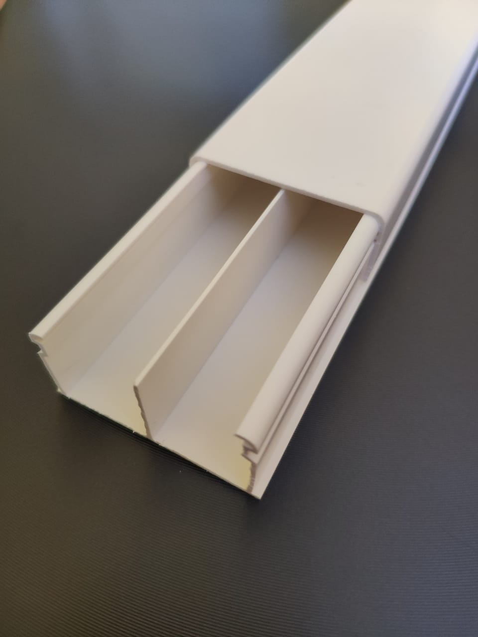 SPL Кабель-канал с перегородкой, настенный 40x20 пластик чисто-белый